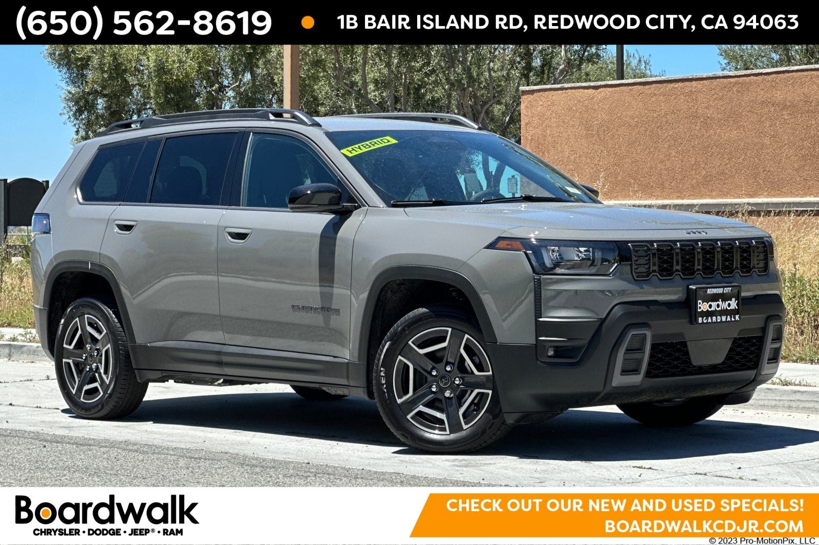 2026 Jeep Cherokee CHEROKEE LIMITED 4X4 in Sting-Gray Clear-Coat Exterior Paint — front three-quarter view